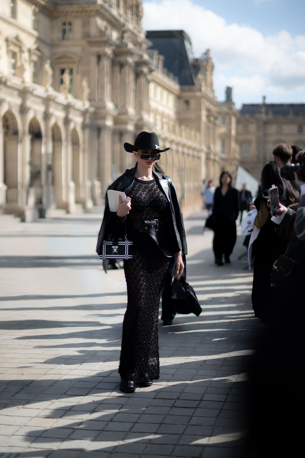 Portrait d'une femme à la sortie du défilé Louis Vuitton