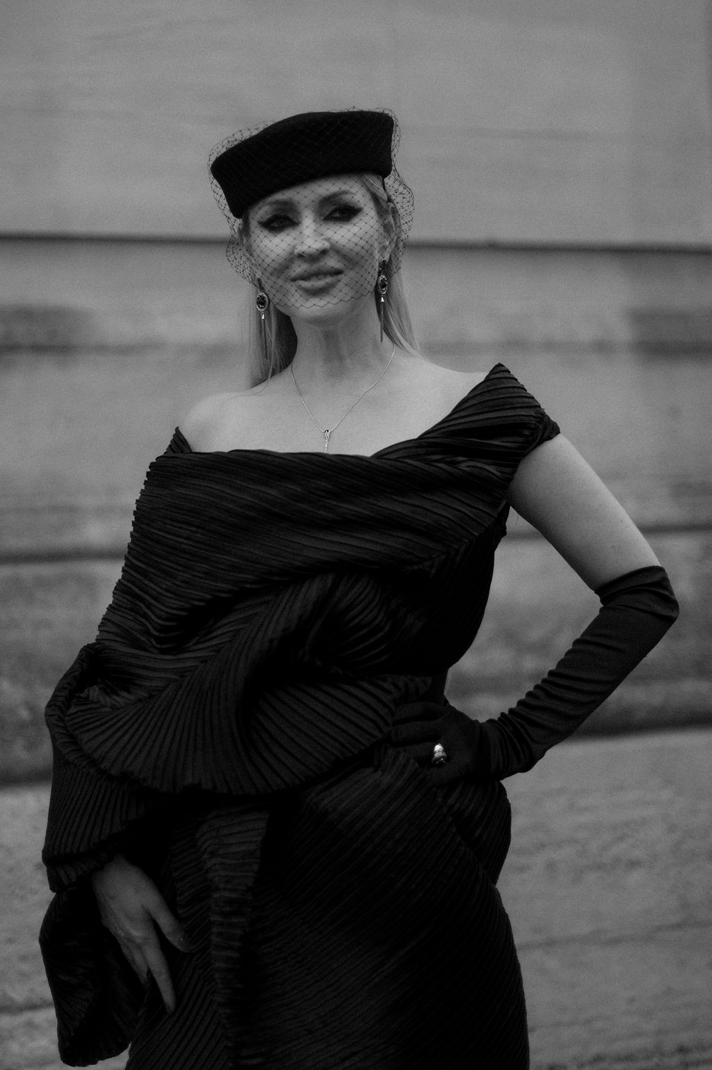 Portrait street style dans un look vintage au défilé Givenchy
