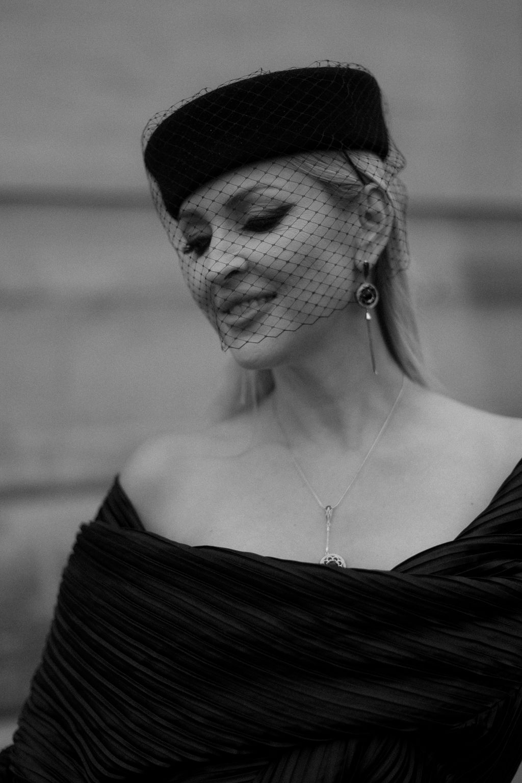 Portrait en noir et blanc pendant la Fashion Week de Paris lors du défilé Givenchy