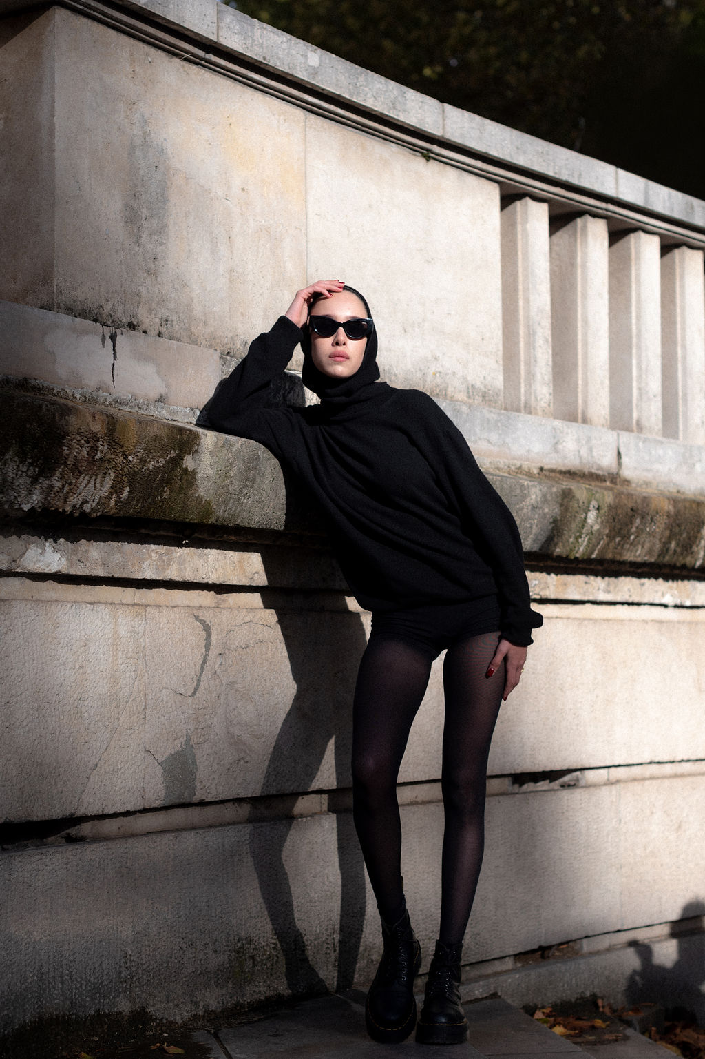 Look noir photographié lors d'un défilé à la Fashion Week de Paris