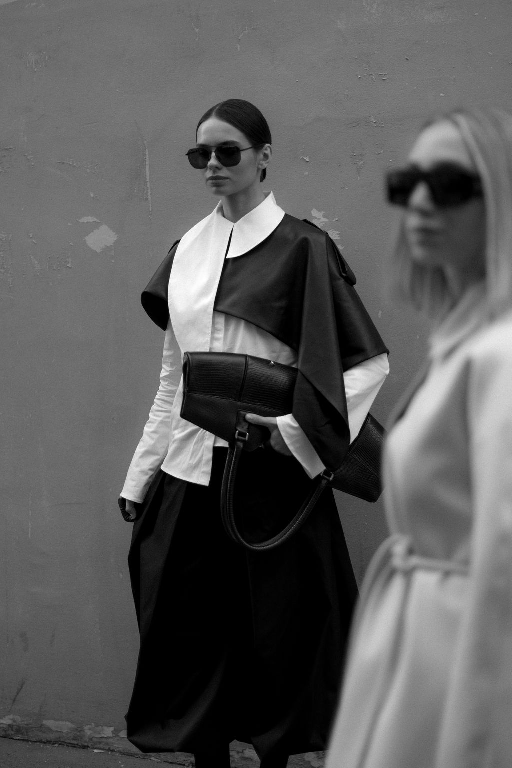 Tenue graphique au défilé Mugler à Paris