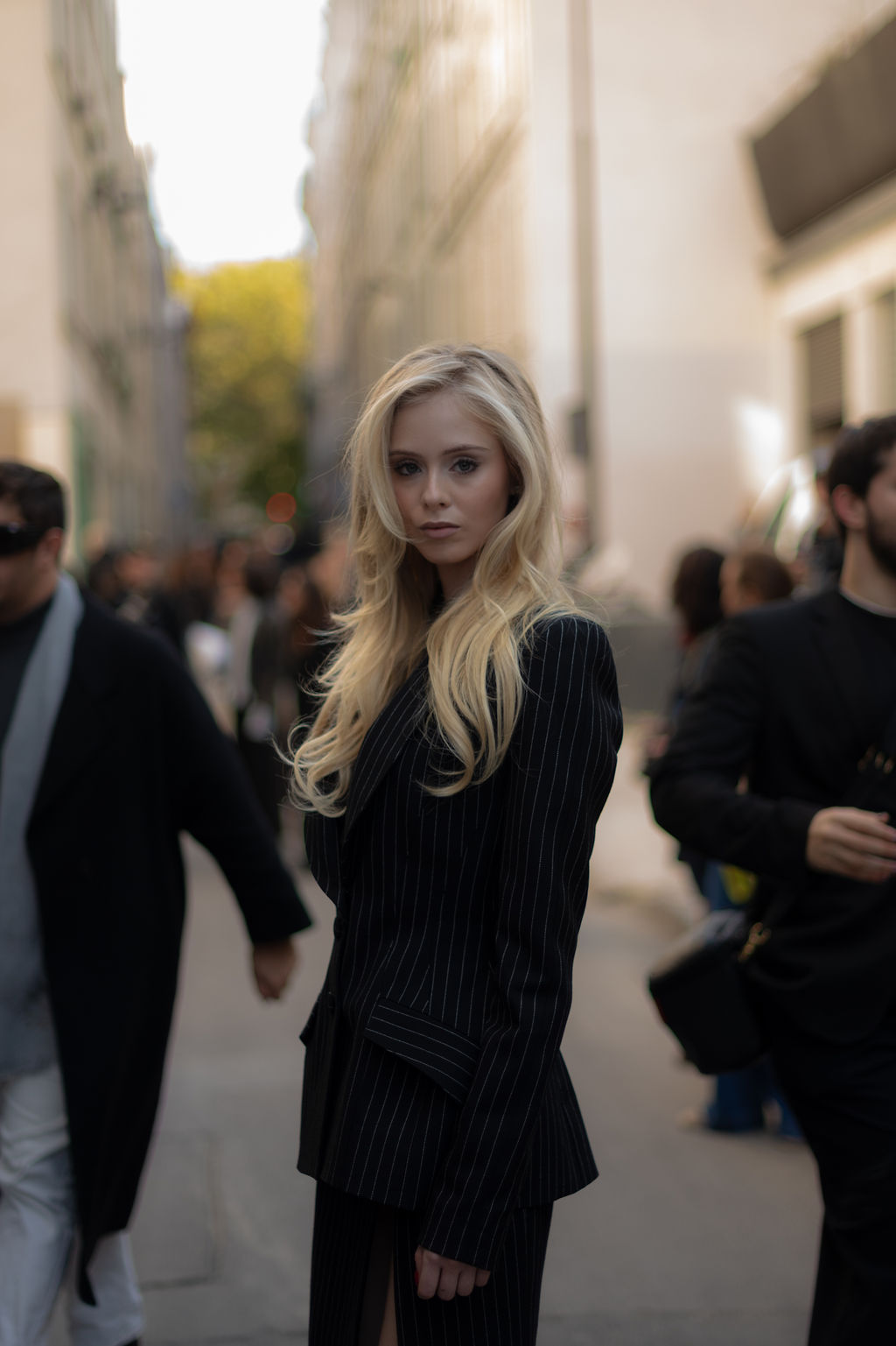 Loreto Peralta dans un look Mugler à la Fashion Week de Paris