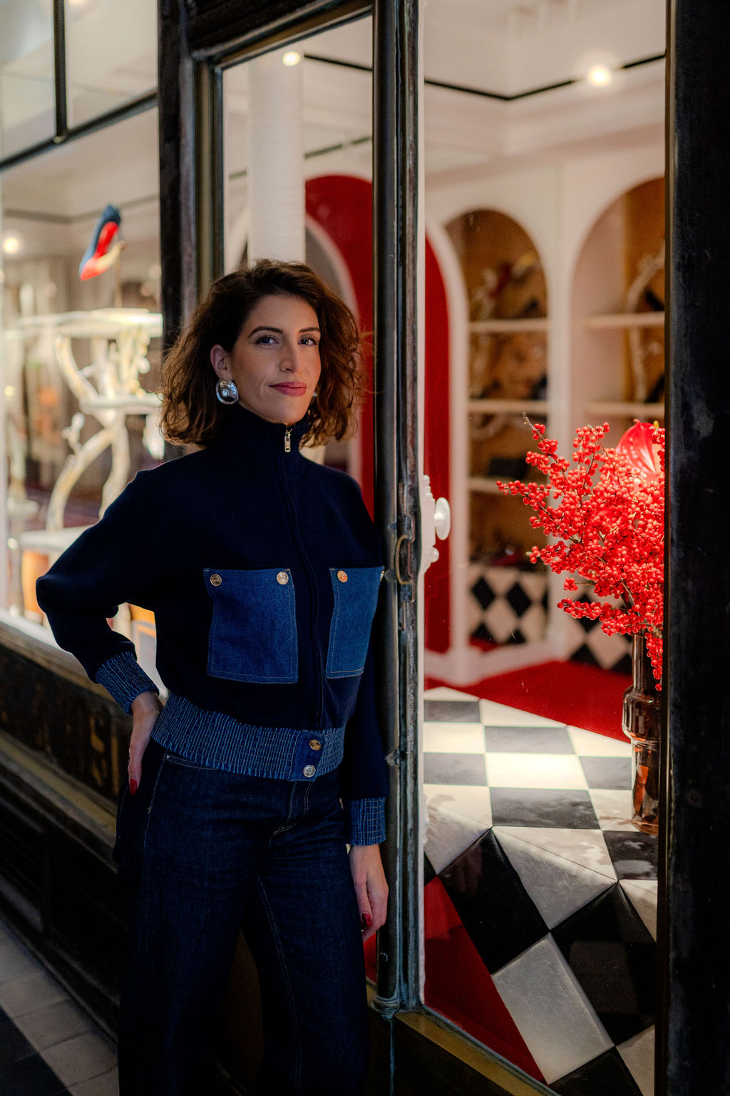 Portrait professionnel devant une vitrine colorée