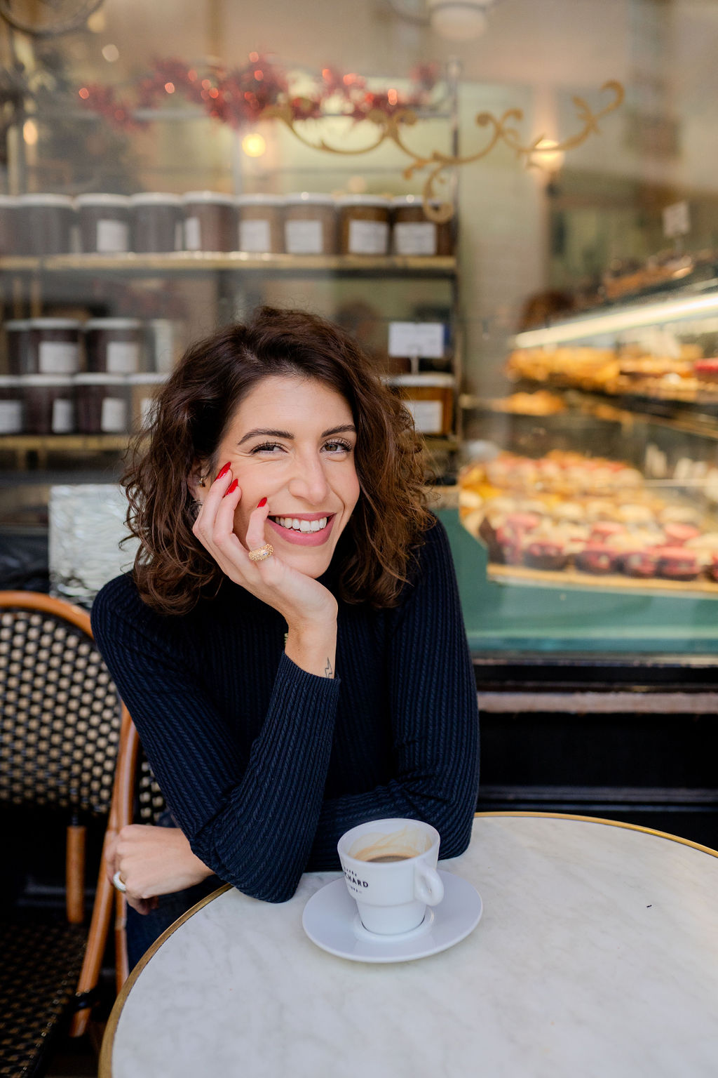 Séance photo dans un café assise à une table à Paris