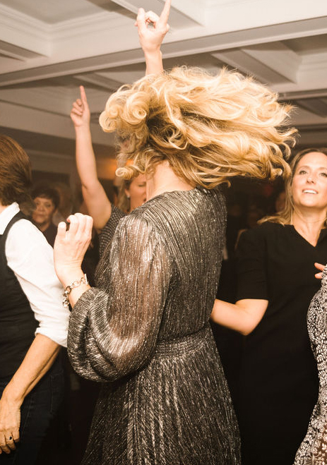 Photo de danse lors d'une soirée corporate sur la Seine à Paris