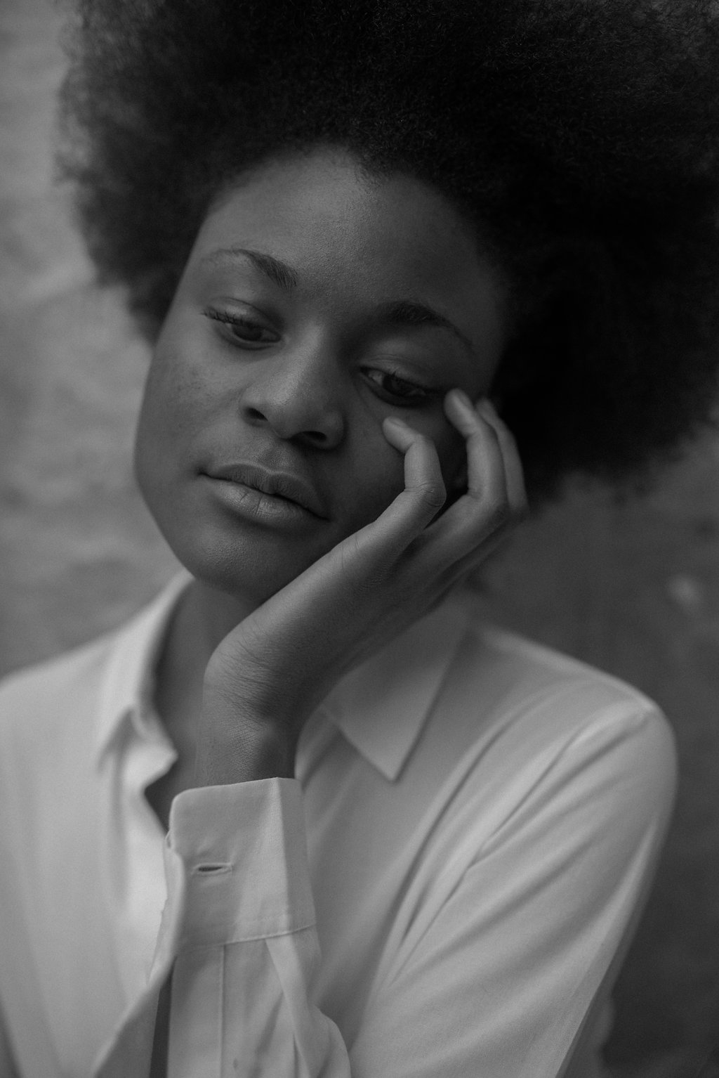Portrait serré pour un shooting mode en extérieur à Parsi  