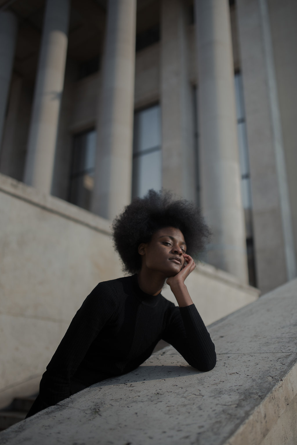 Portrait féminin en exterieur à Paris, pour une ligne de prêt-à-porter