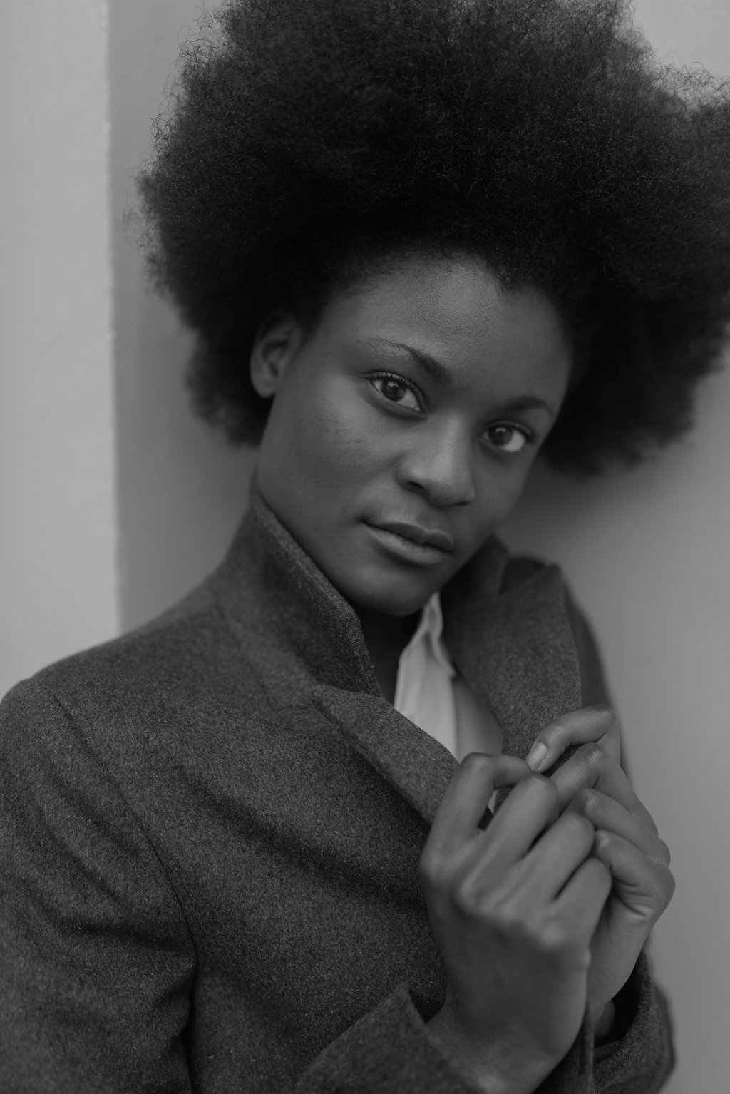 Portrait féminin lors d'un shooting de prêt-à-porter en extérieur à Paris