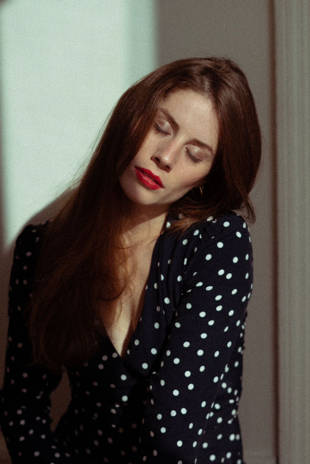Portrait dans une ambiance naturelle dans un intérieur parisien