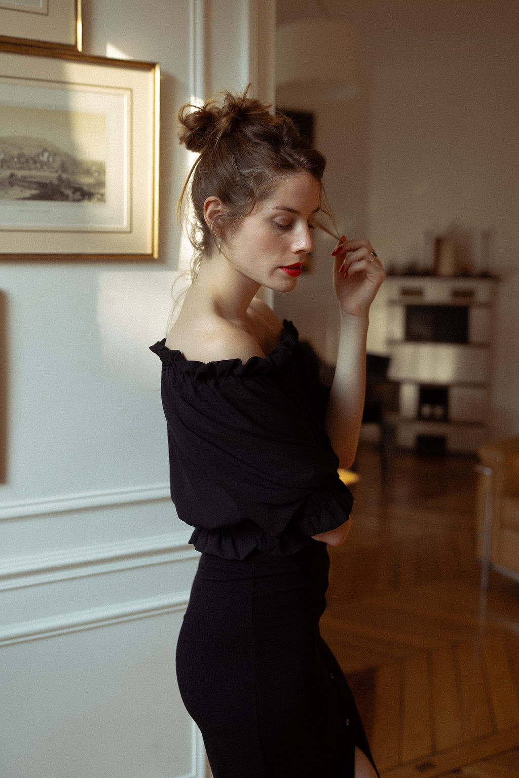 portrait artistique et glamour réalisé à Paris dans un appartement haussemannien