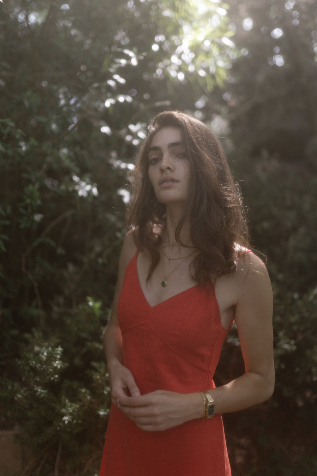 Lumière douce et naturelle sur Tess Boutmann dans un jardin parisien