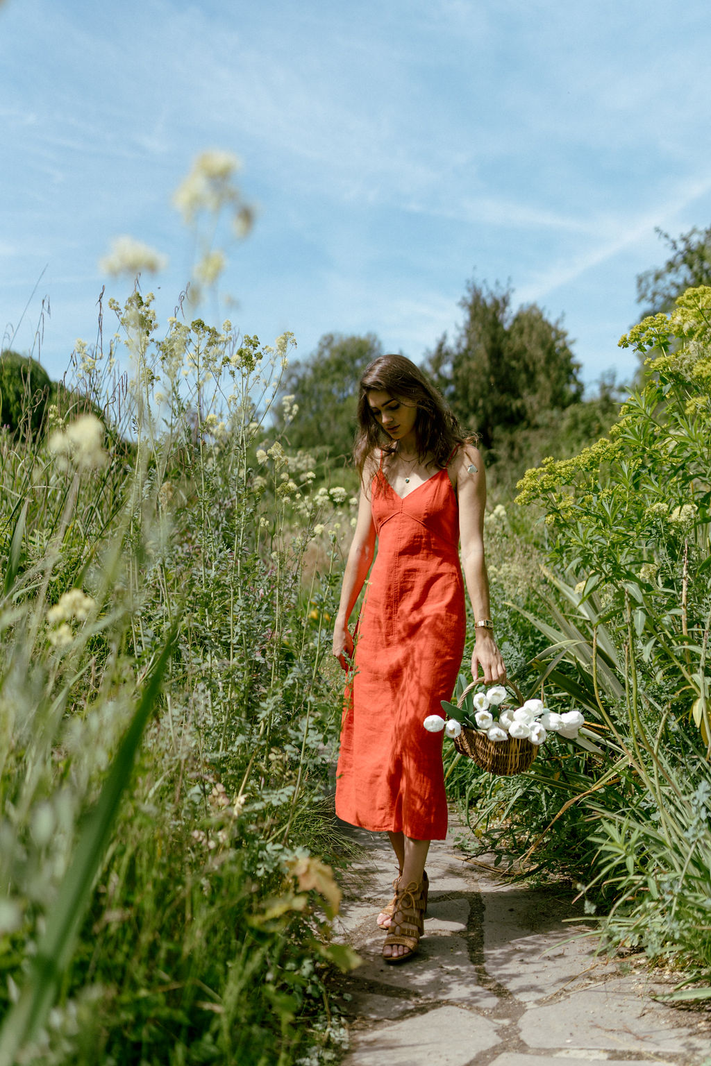 Séance portrait de l'actrice Tess Boutmann dans les herbes hautes à Paris