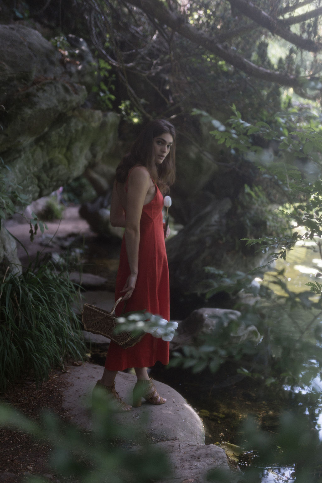 Portrait de Tess Boutmann dans un jardin près d'un lac à Paris