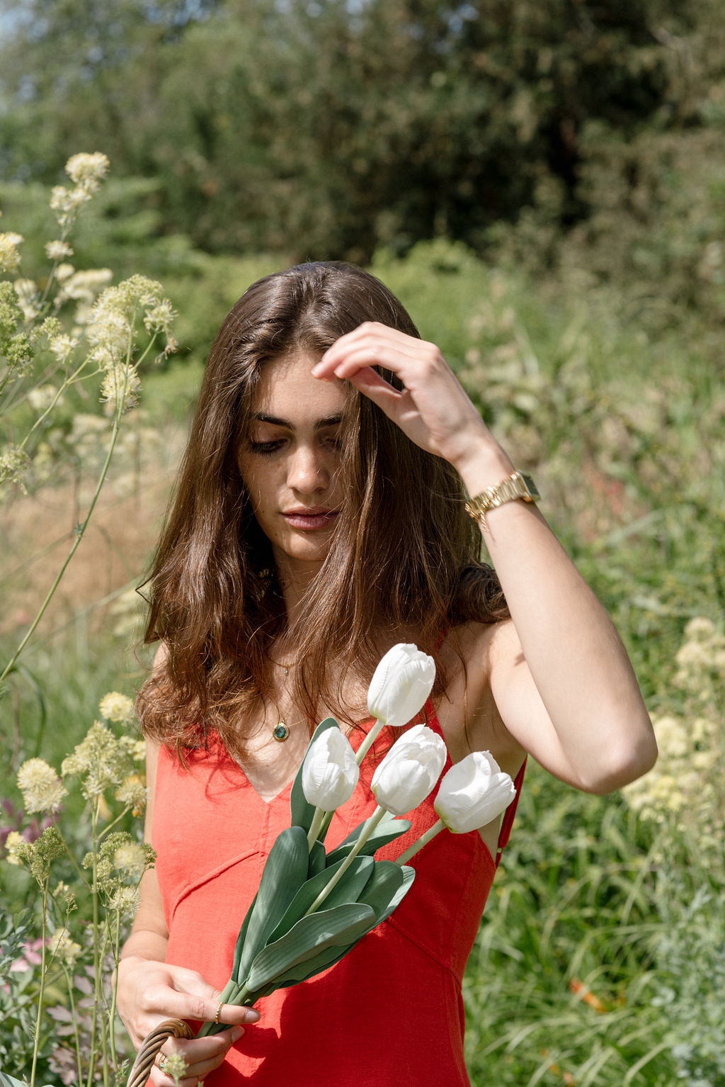 Portrait de Tess Boutmann tenant des tulipes dans un jardin parisien