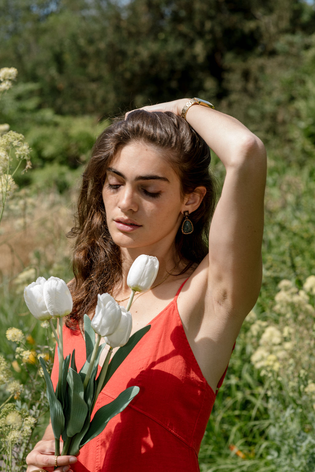 Séance photo de Tess Boutmann avec un bouquet de fleur l'été à Paris