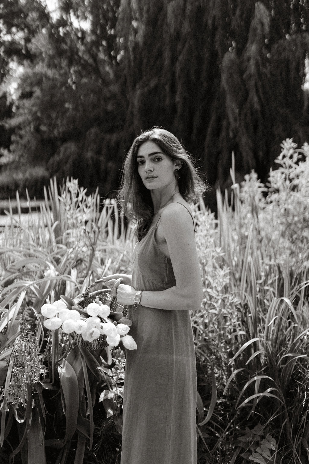 Portrait en noir et blanc de Tess Boutmann dans une ambiance bucolique et champêtre