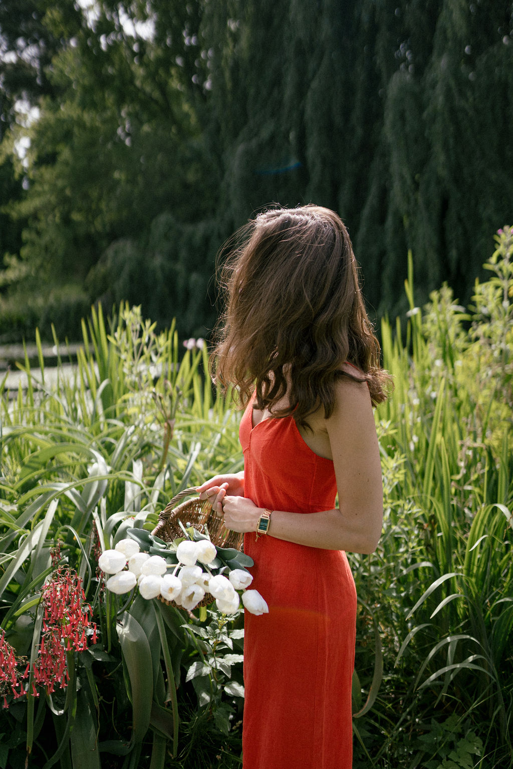Portrait de Tess boutmann baignée de lumière naturelle dans un jardin parisien
