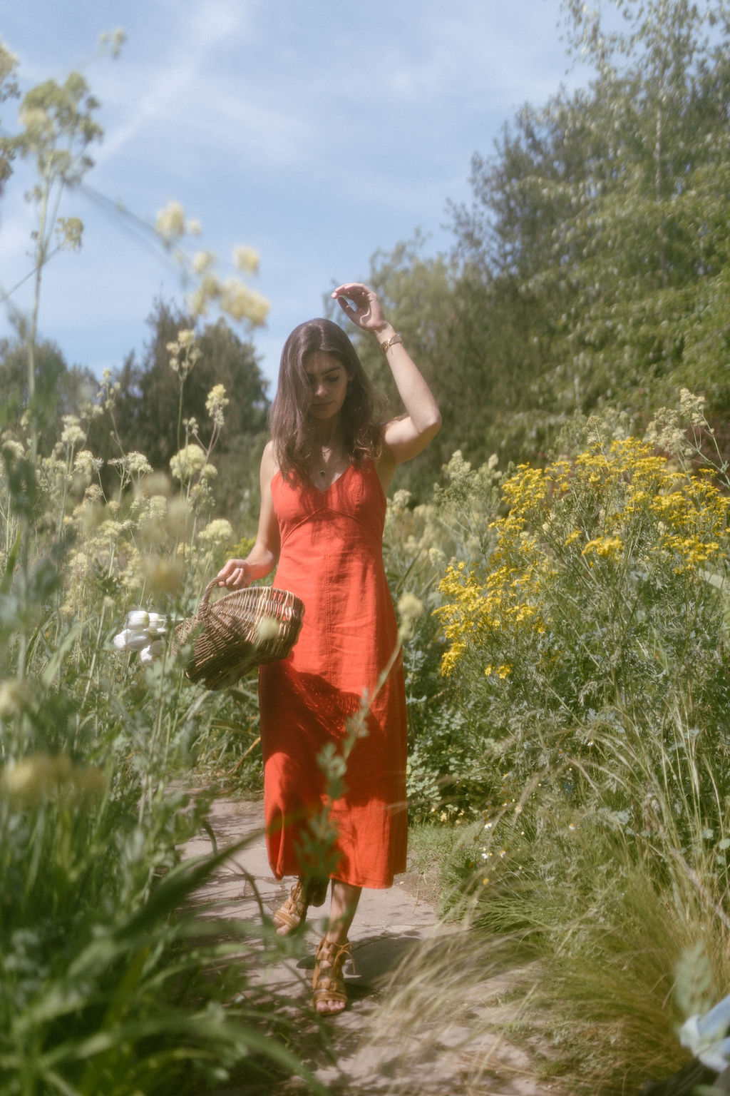Portrait naturelle de l'actrice Tess Boutmann dans un jardin bucolique à Paris