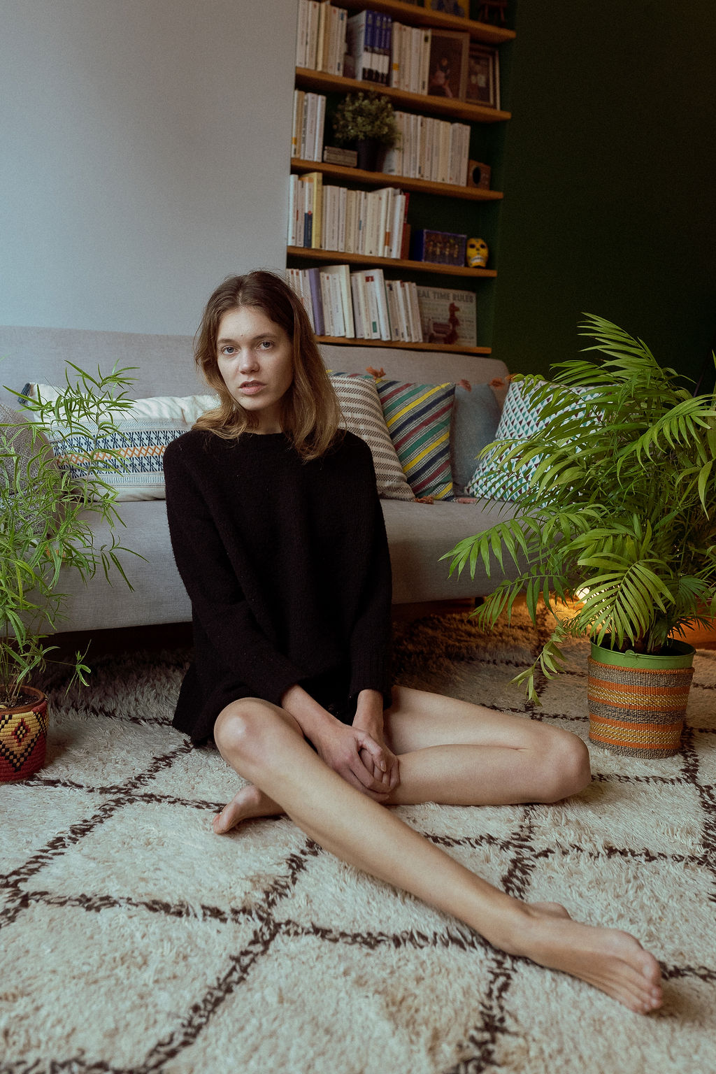 Atmosphère cocooning lors d'une séance portrait avec une mannequin à Paris