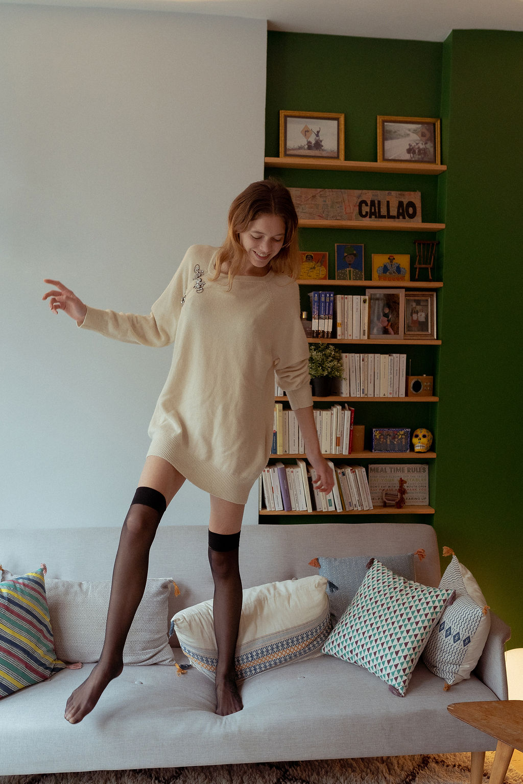 Ambiance joyeuse lors d'une séance portrait dans un intérieur à Paris