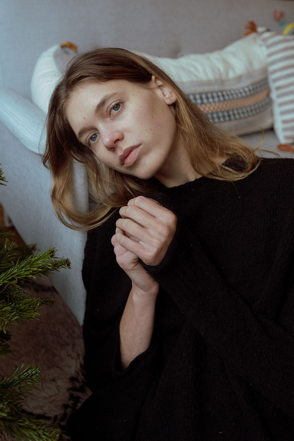 Ambiance douce et chaleureuse avec une mannequin pour une séance portrait à Paris