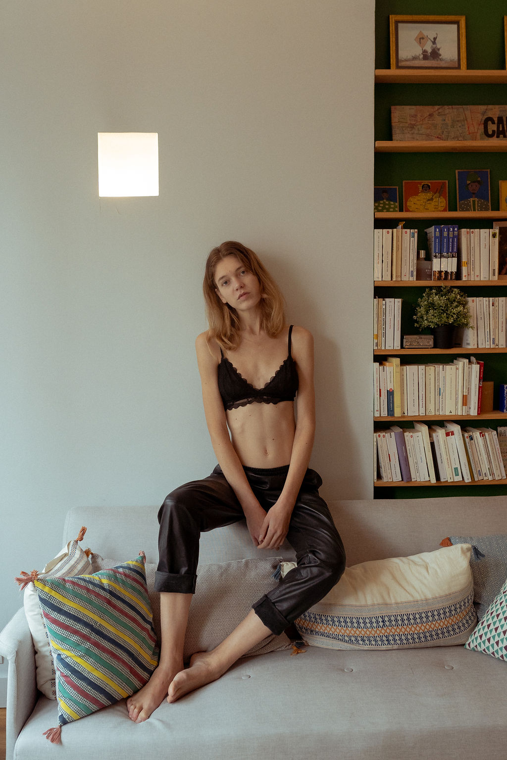Portrait lingerie dans un décor chaleureux en intérieur à Paris