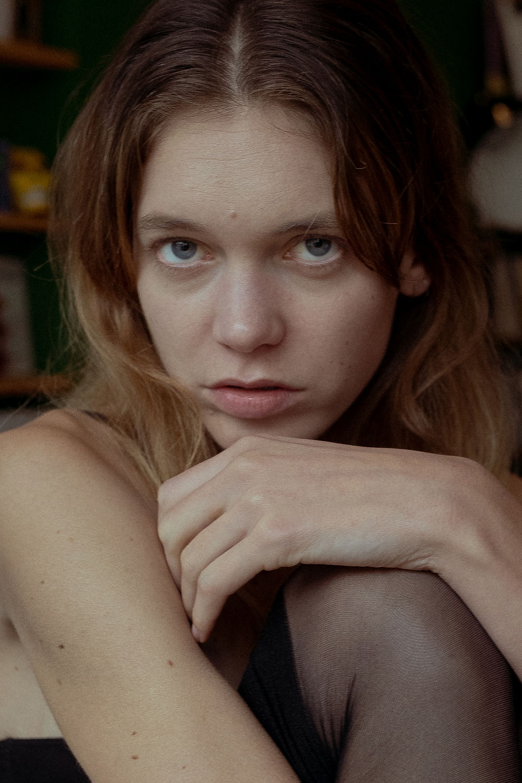 Portrait serré d'une modèle en lumière naturelle à Paris