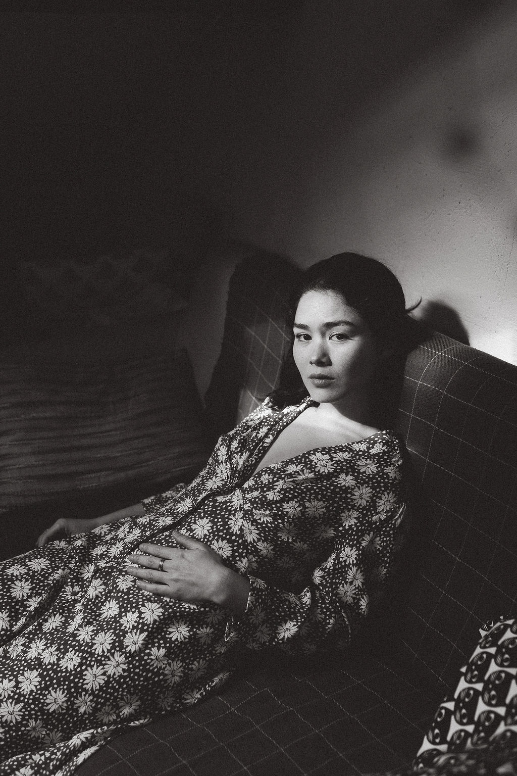 Portrait en noir et blanc d'une comédienne dans un appartement à Paris