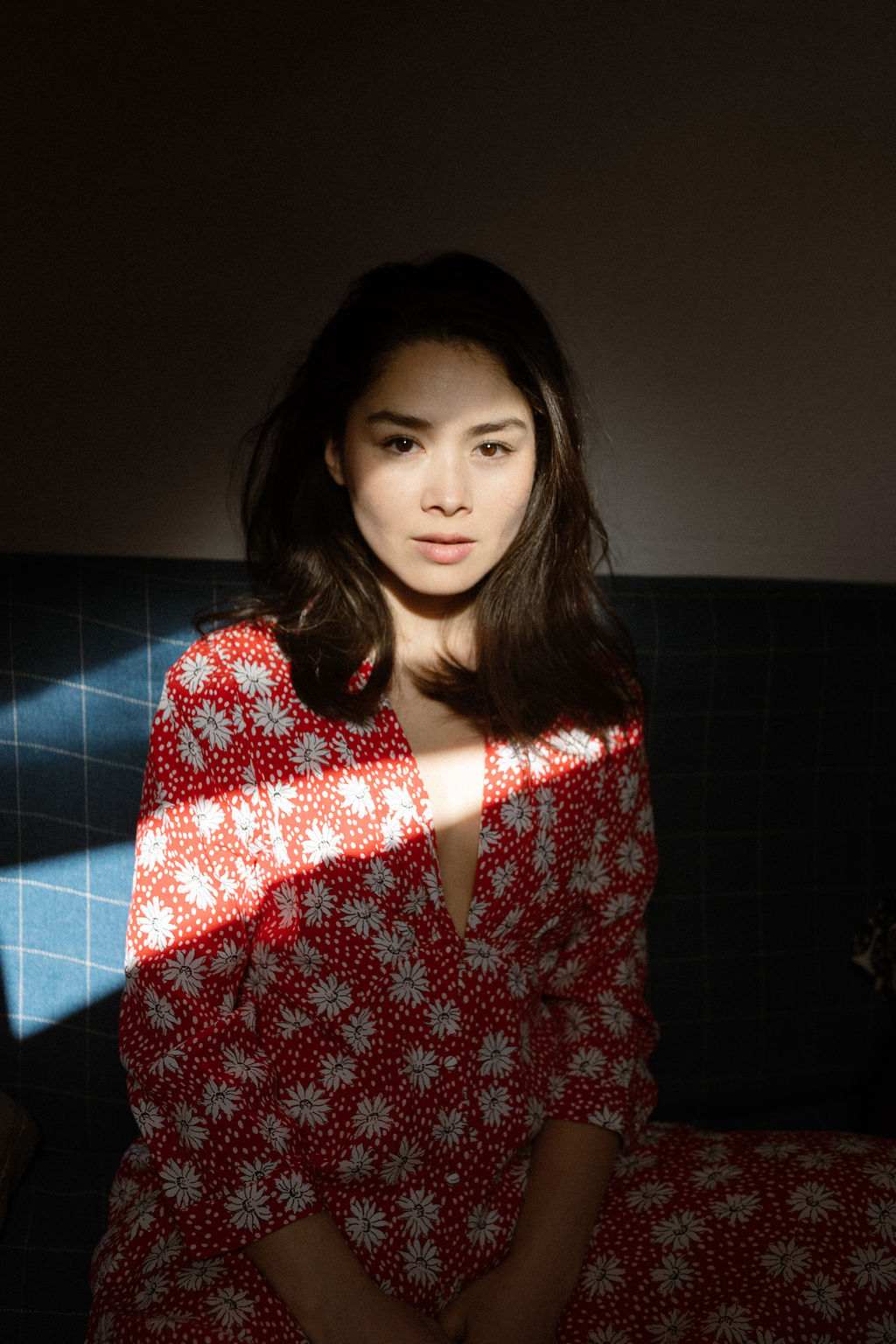 Jeux de lumière et d'ombre pour les portraits d'une comédienne à Paris
