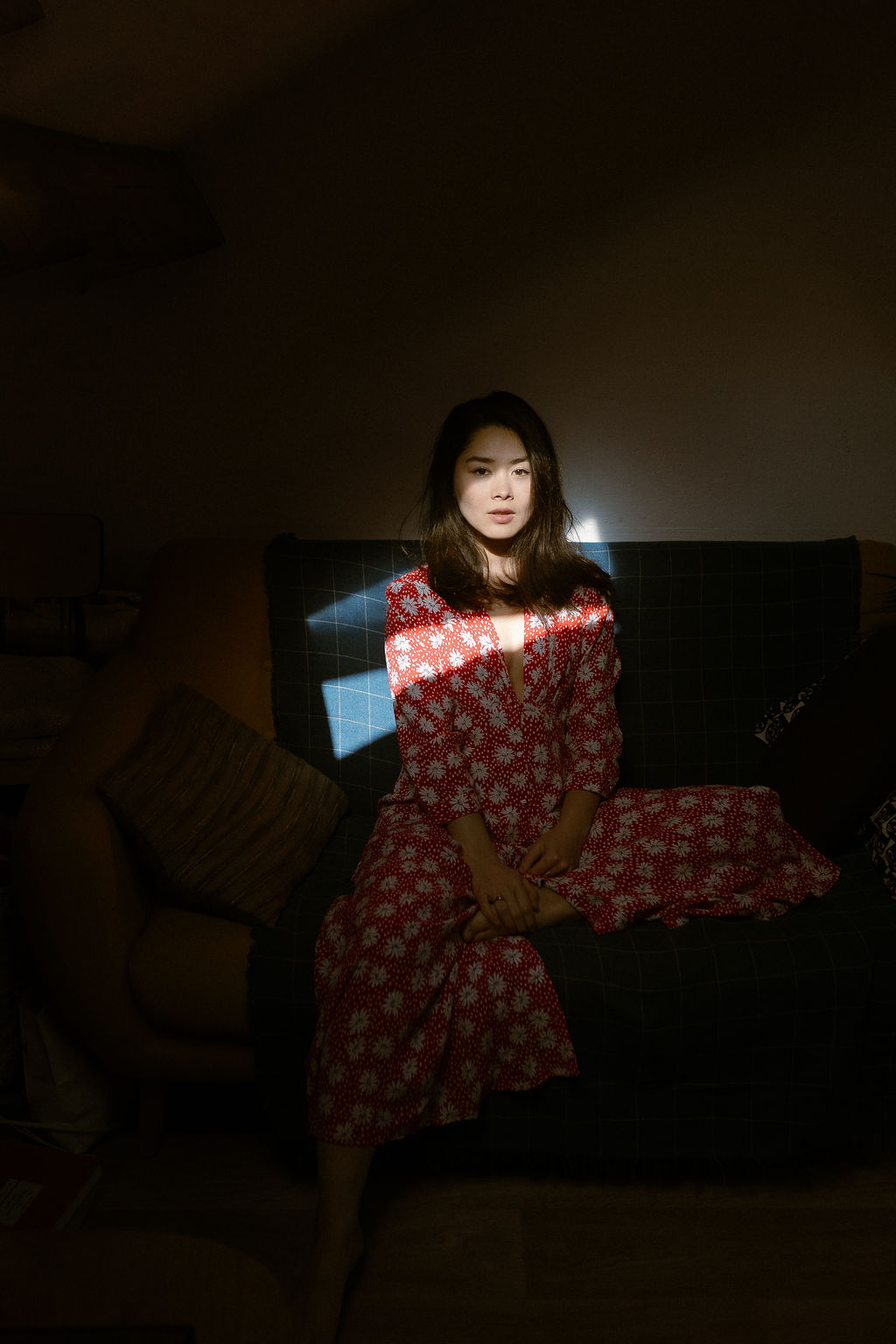 Séance photo avec une comédienne en intérieur à Paris