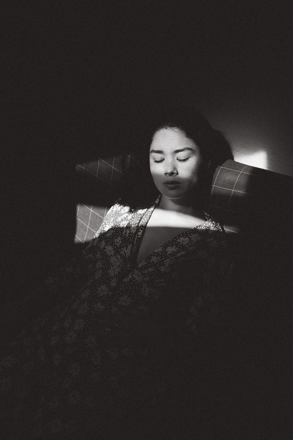 Ambiance cocooning lors d'une séance portrait en intérieur à Paris