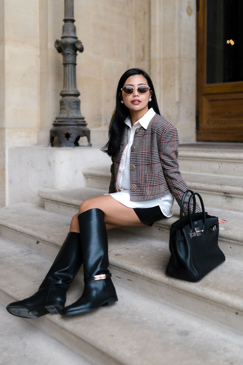 Bottes portée par une mannequin pour une séance portrait en extérieur au Louvre