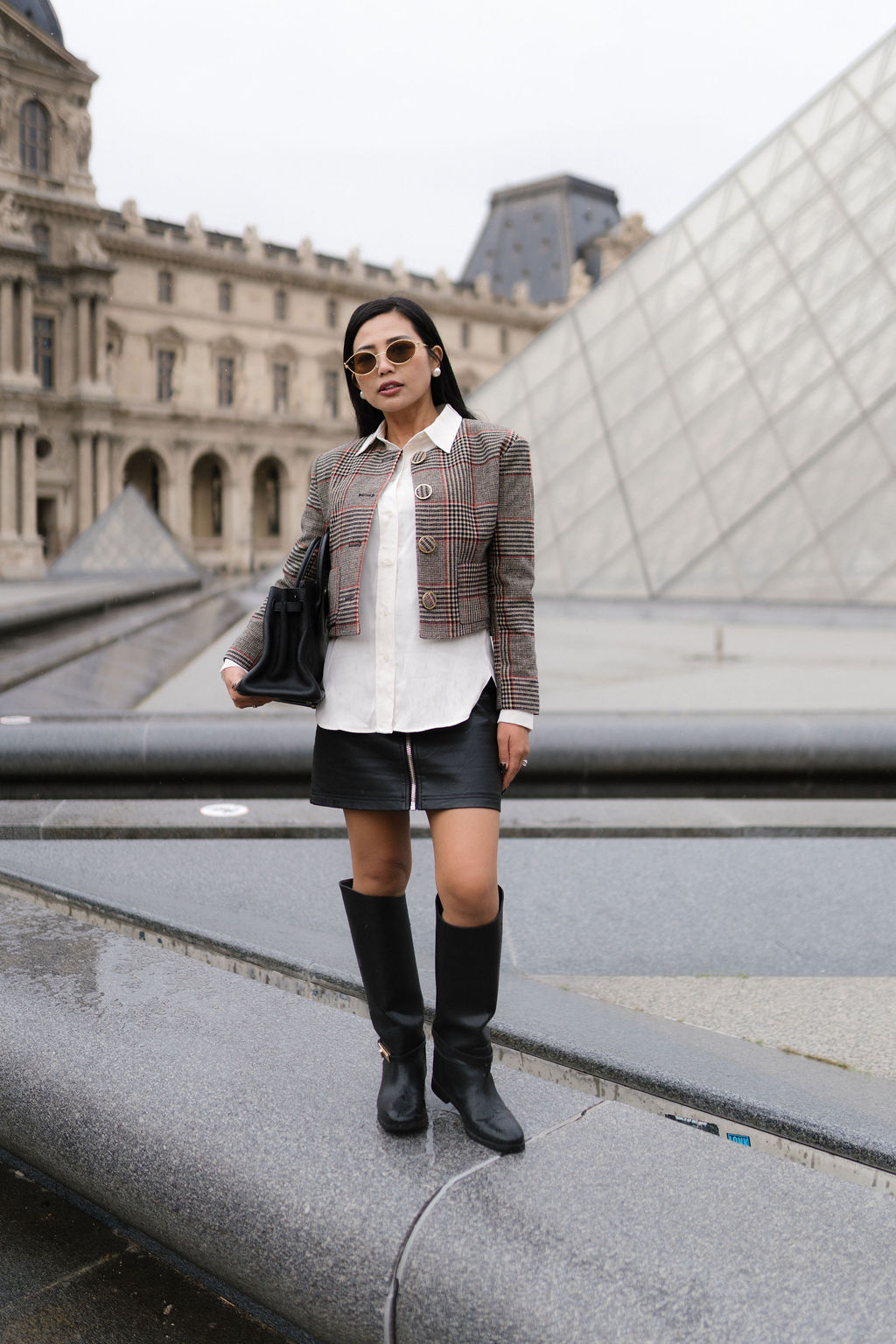 Veste en tweed portée par une influenceuse à Paris pour une séance photo