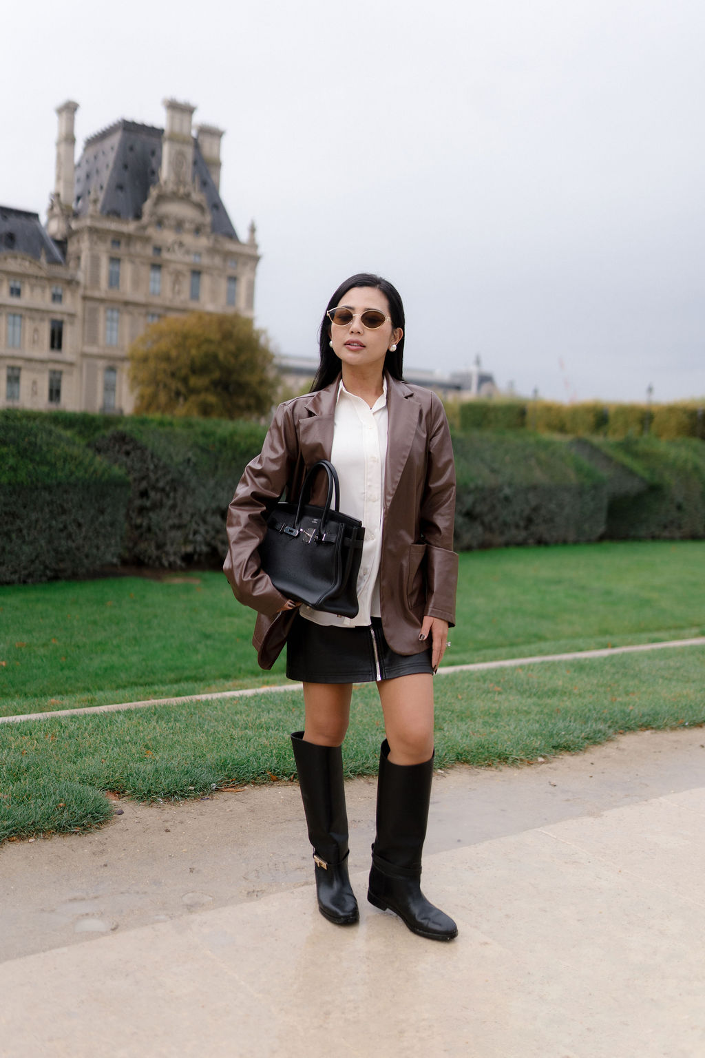 Modèle avec une jupe en cuir lors d'une séance portrait parisienne