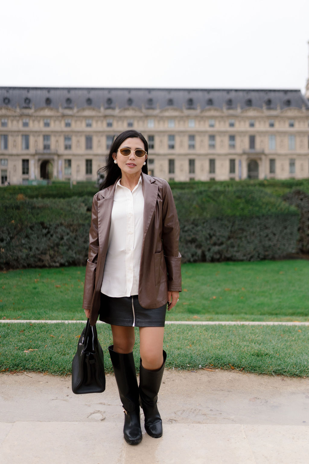 Ambiance parisienne au jardin du Louvre pour une séance portrait