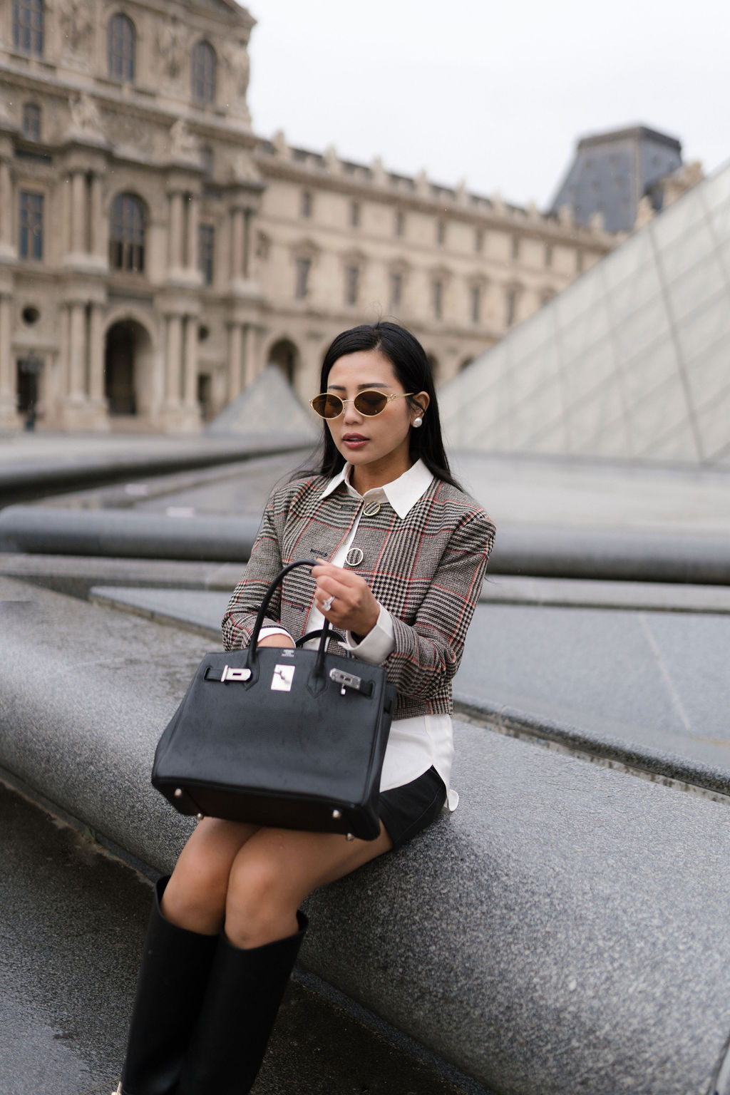 Shooting mode avec sac à main lors d'une séance à Paris