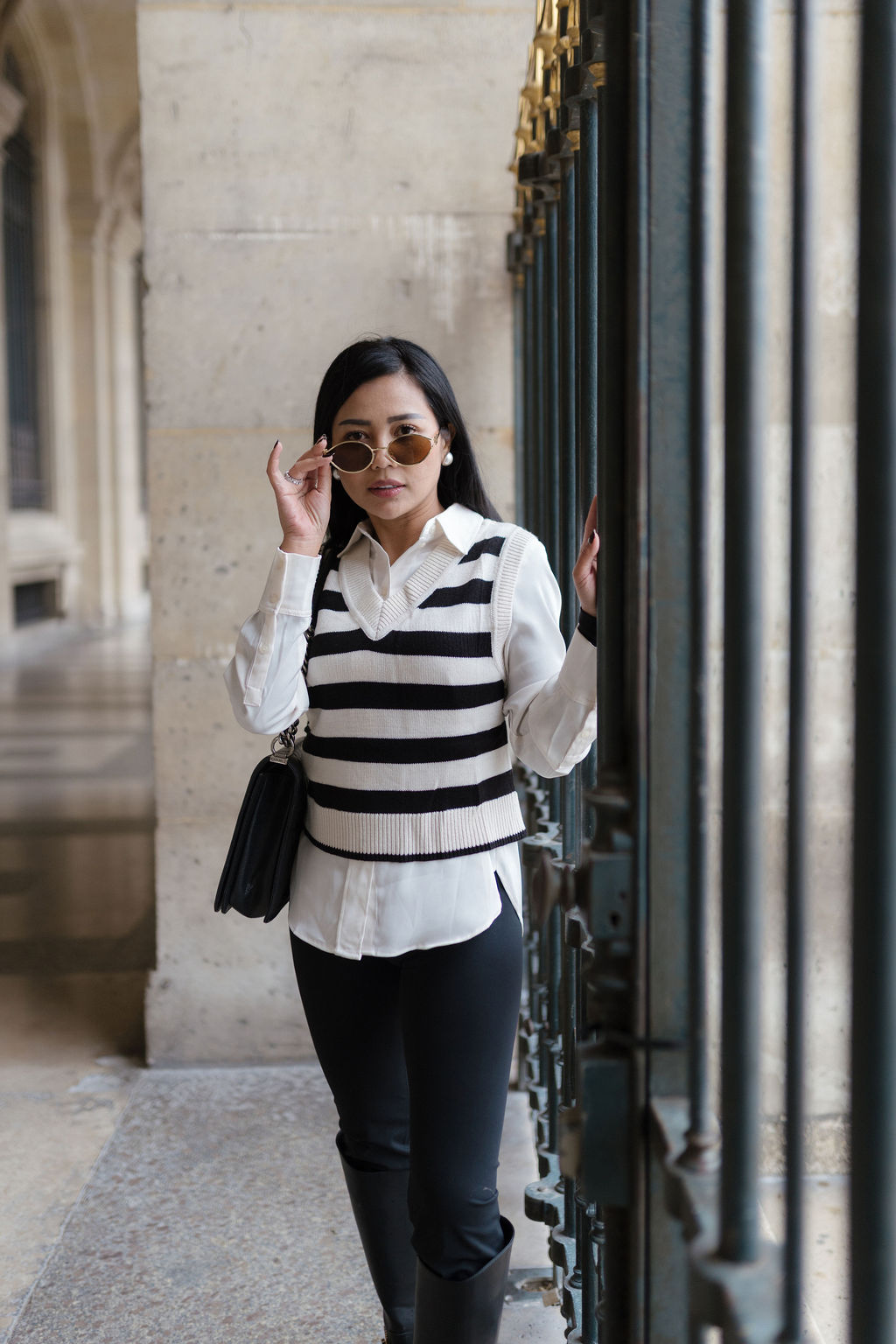 Tenue mode avec lunette de soleil pour une séance photo parisienne