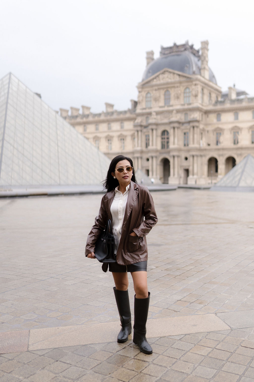 Modèle avec une veste en cuir dans une ambiance mode et élégante