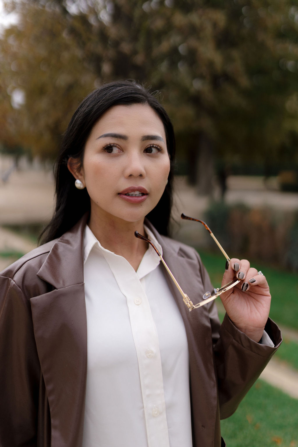 Portrait serré d'une modèle au jardin du Louvre