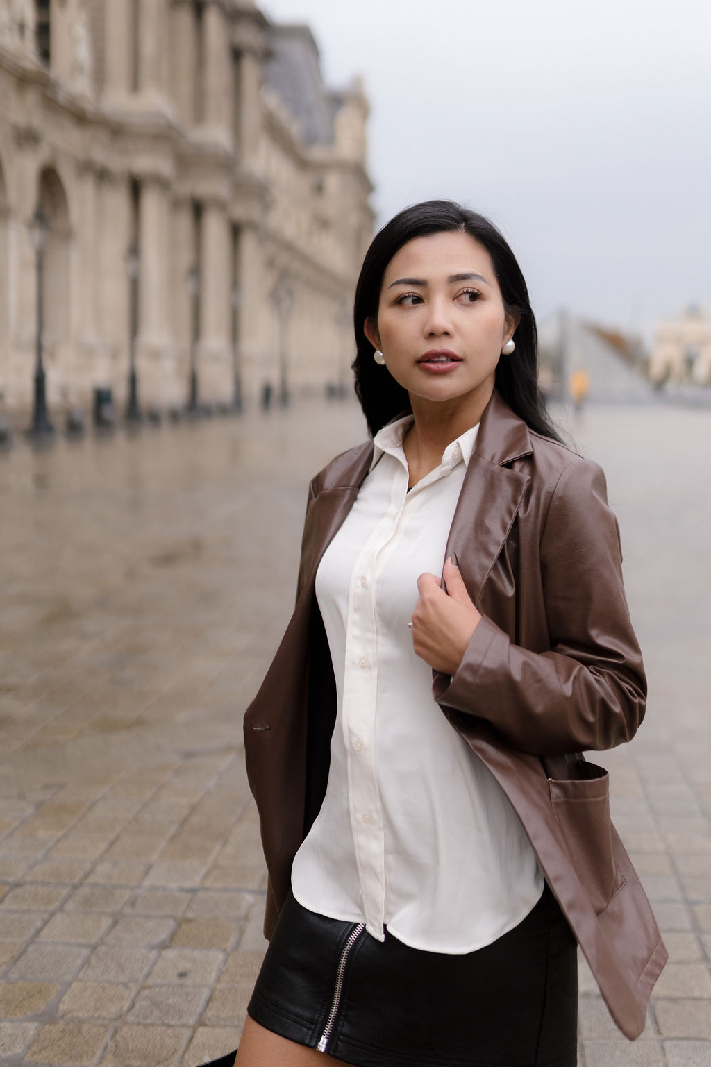 Portrait naturel et en mouvement d'une modèle à Paris au musée du Louvre