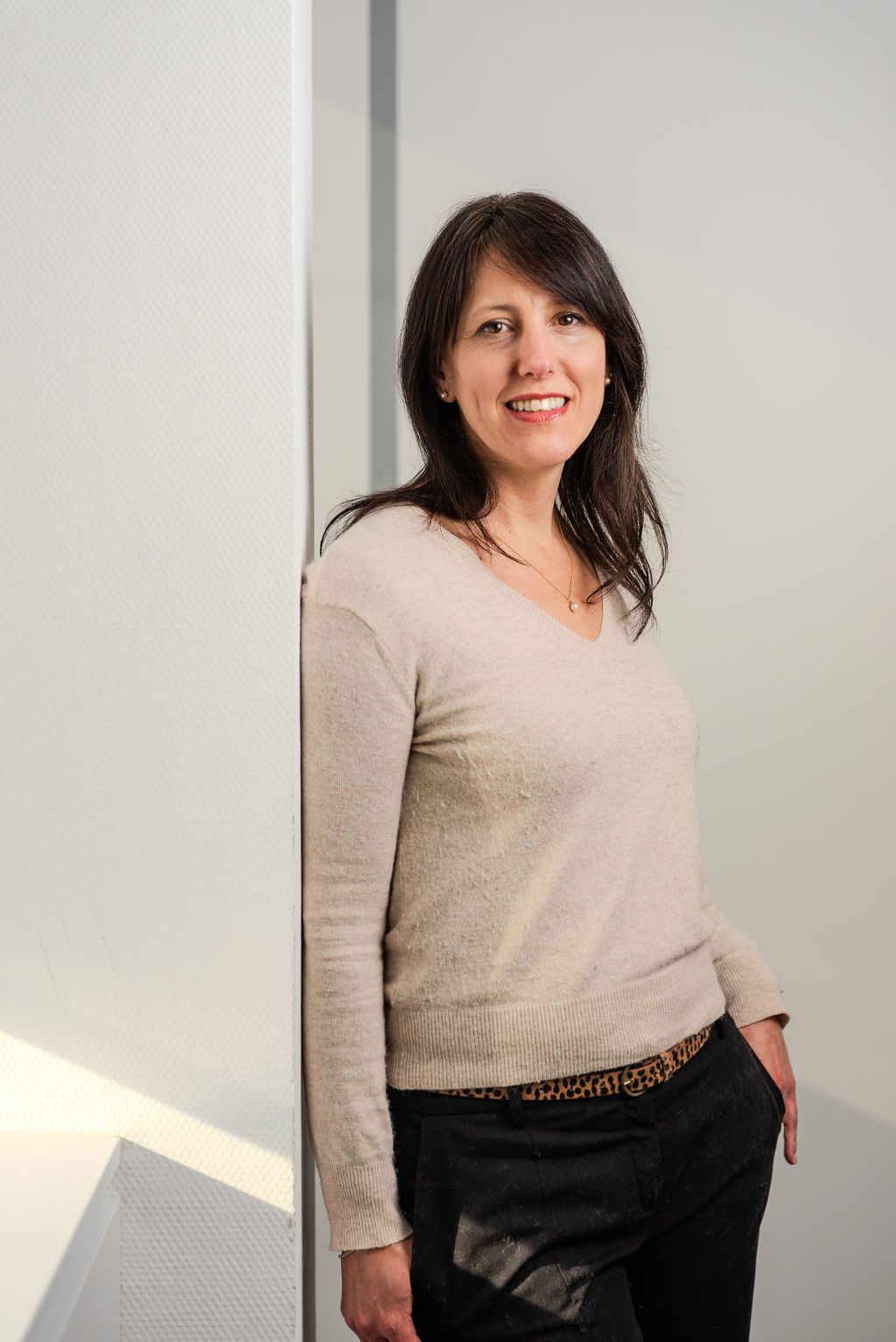 Ambiance chaleureuse, élégante et professionnelle pour une séance portrait corporate à Grenoble