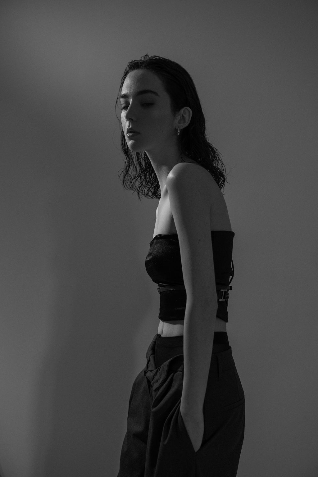Portrait d'une mannequin en noir et blanc lors d'une séance photo en studio à Paris