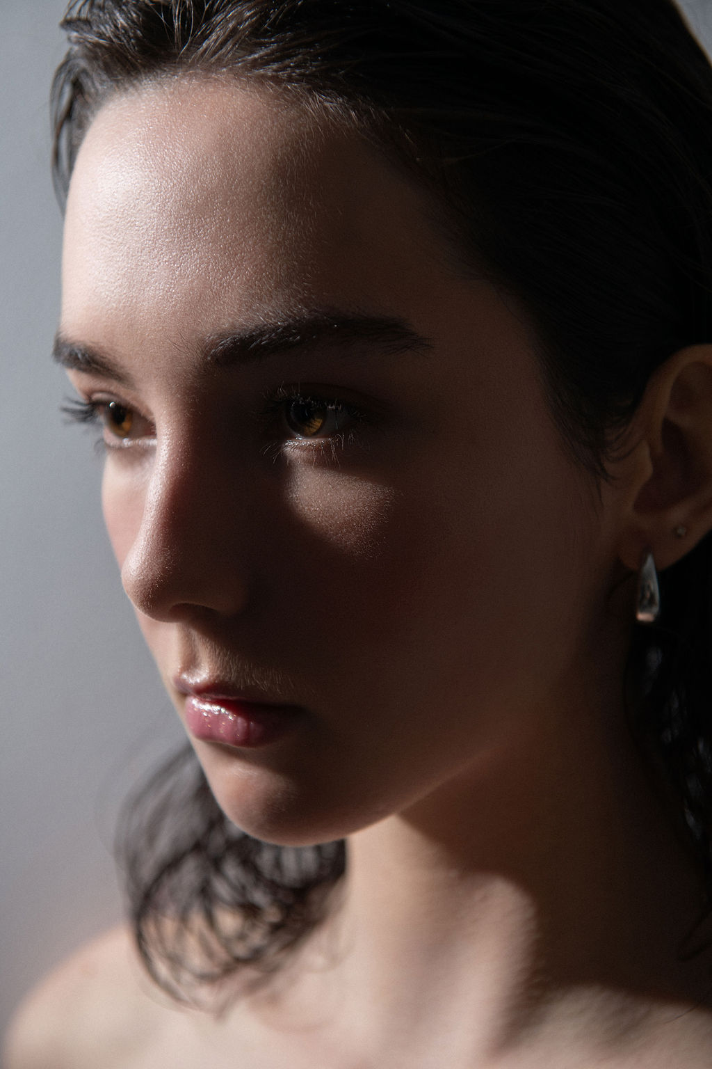 Portrait serré d'une modèle lors d'un shooting à Paris en studio