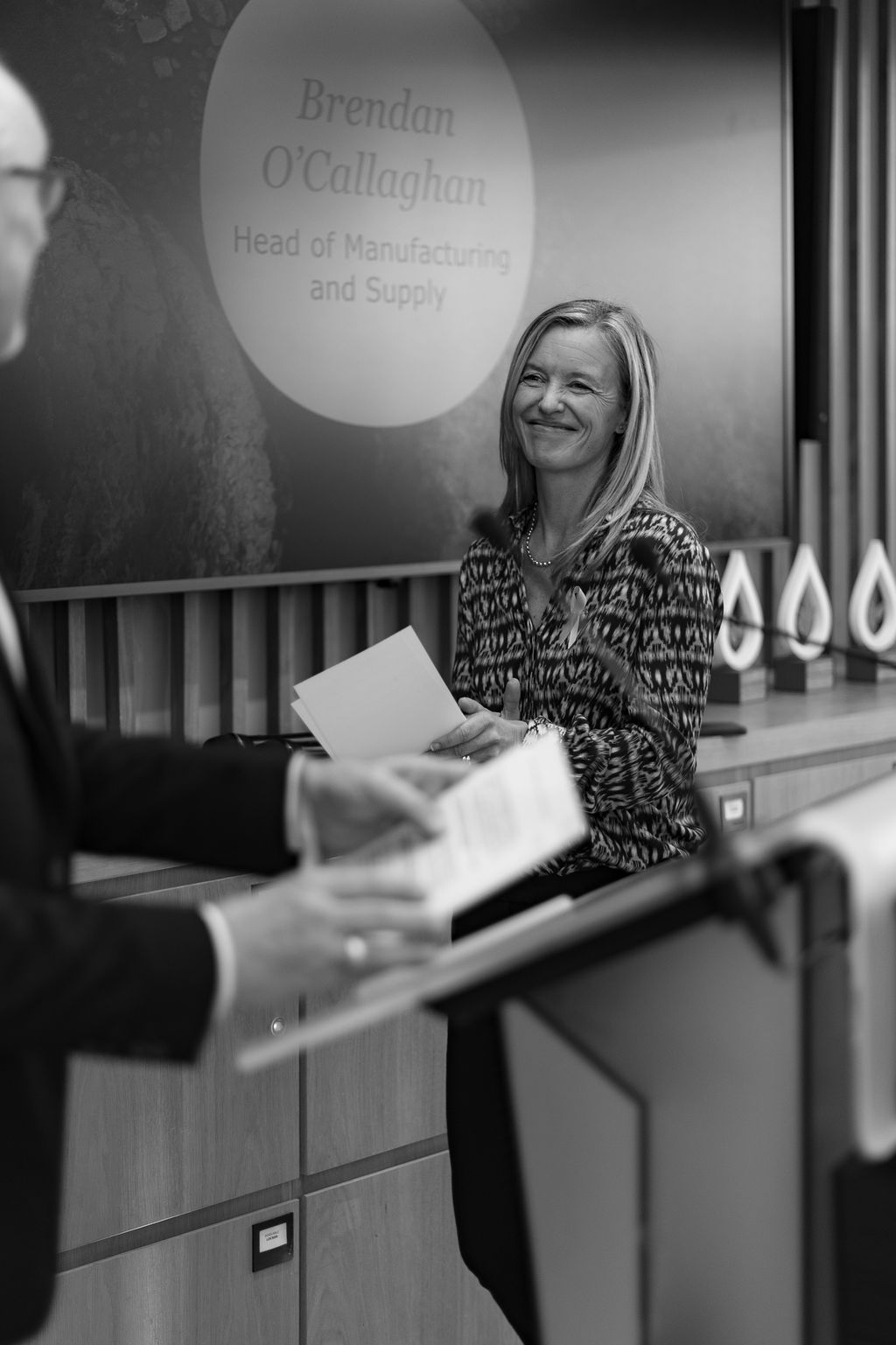 Moment convivial lors d'une remise de prix pour un événement corporate