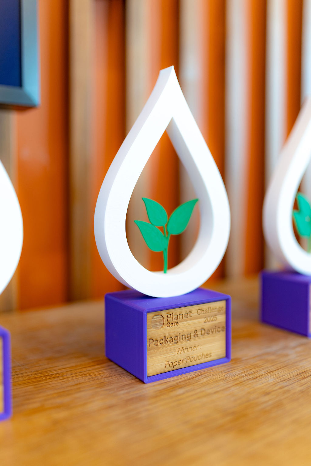 Détail sur un prix lors d'une cérémonie de remise de trophée chez Sanofi