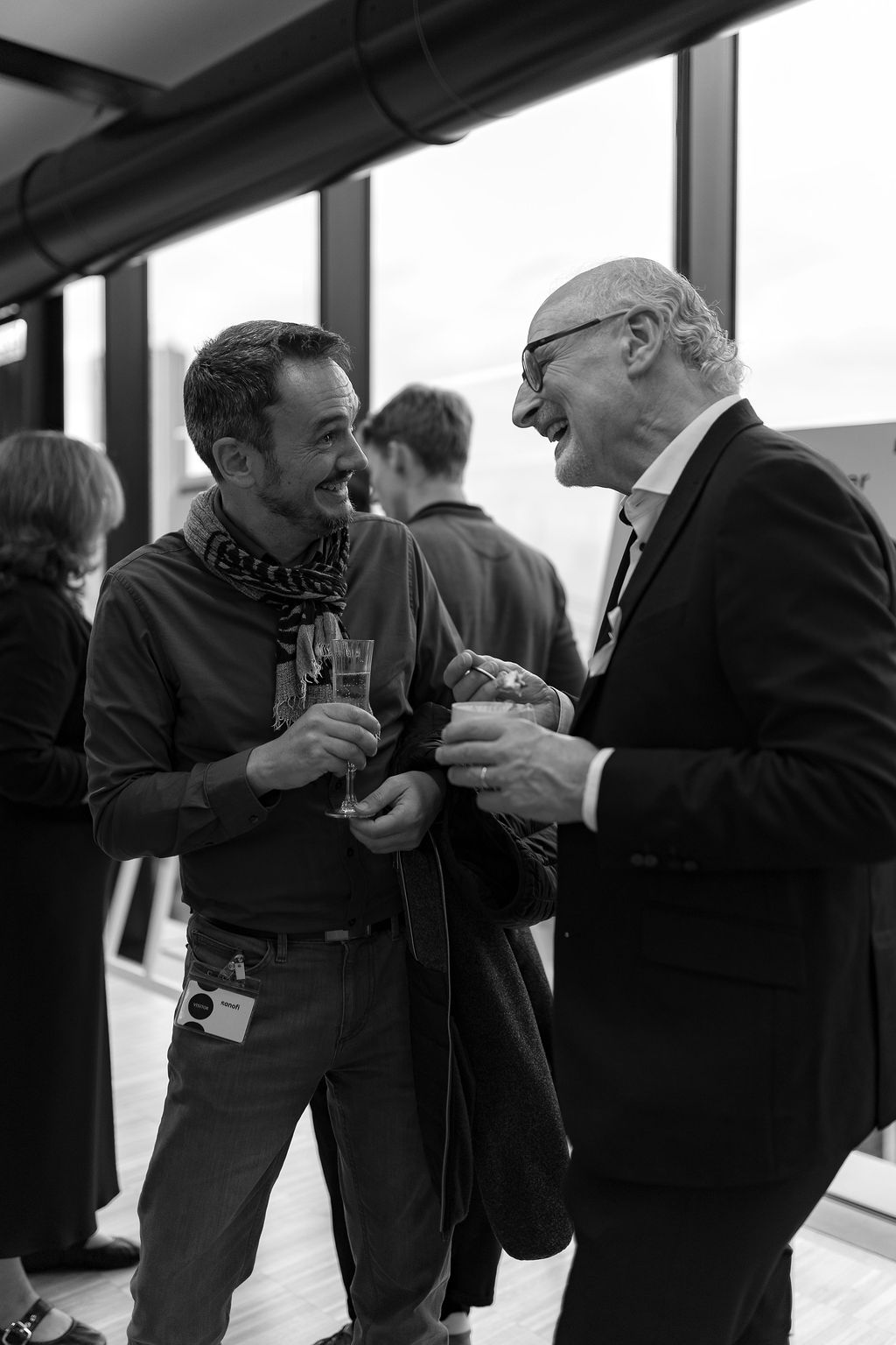 Discussion convivial lors d'un évènement corporate à Paris