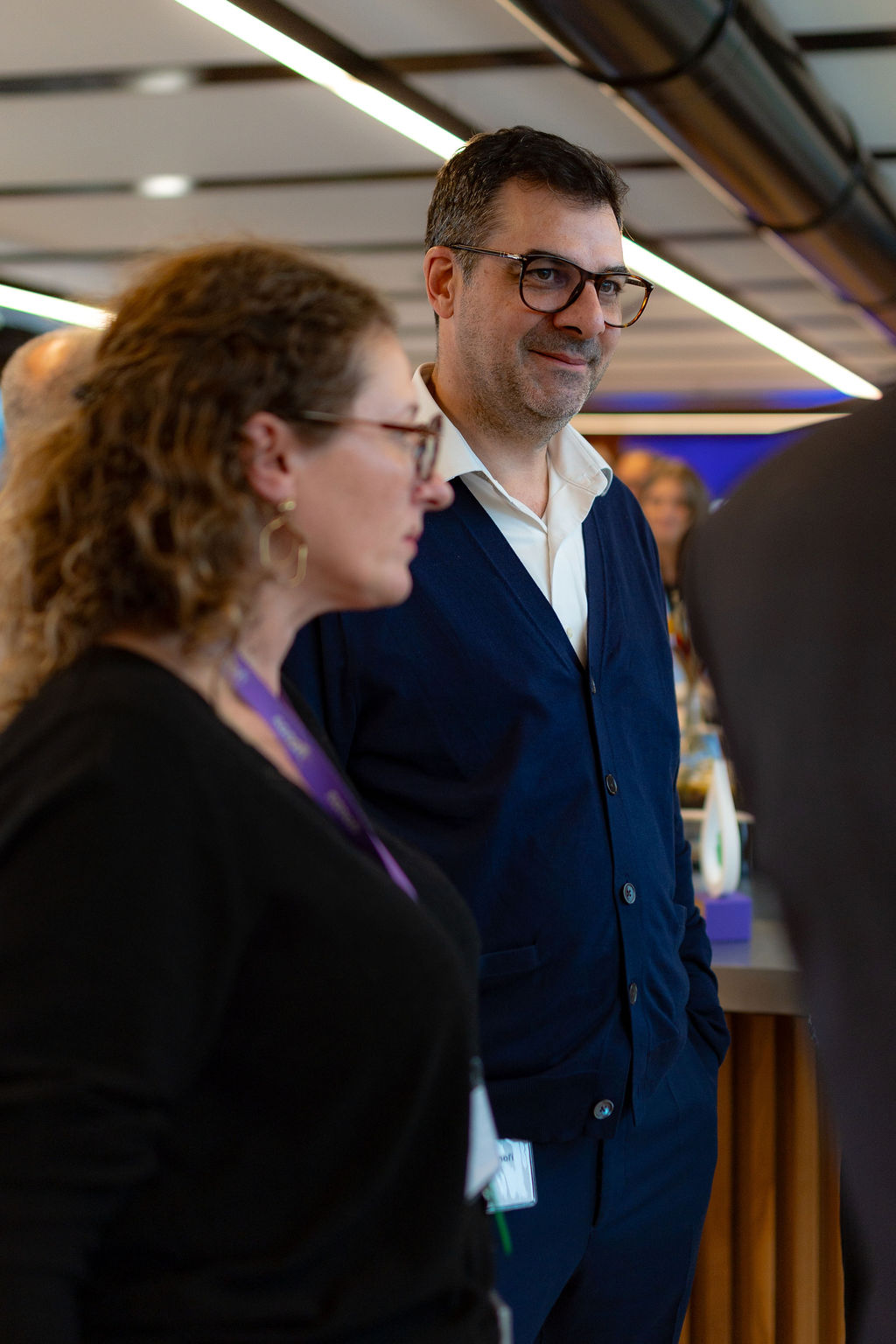 Moment d'écoute convivial à Paris pendant un événement corporate