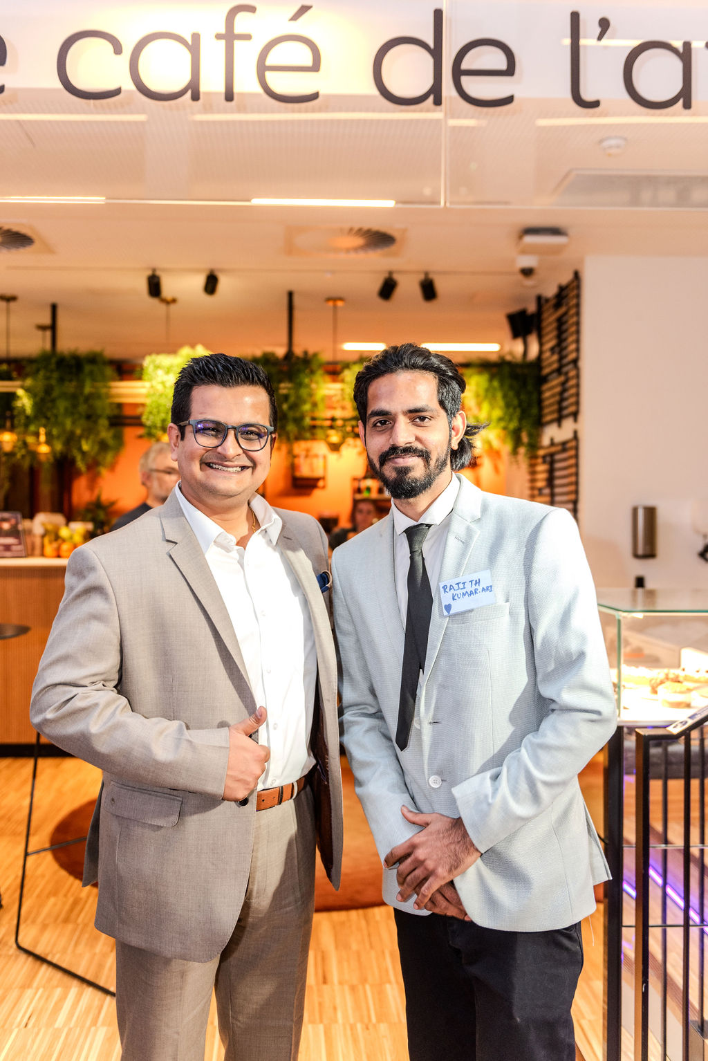Portraits et sourire chaleureux à Paris lors d'un évènement corporate