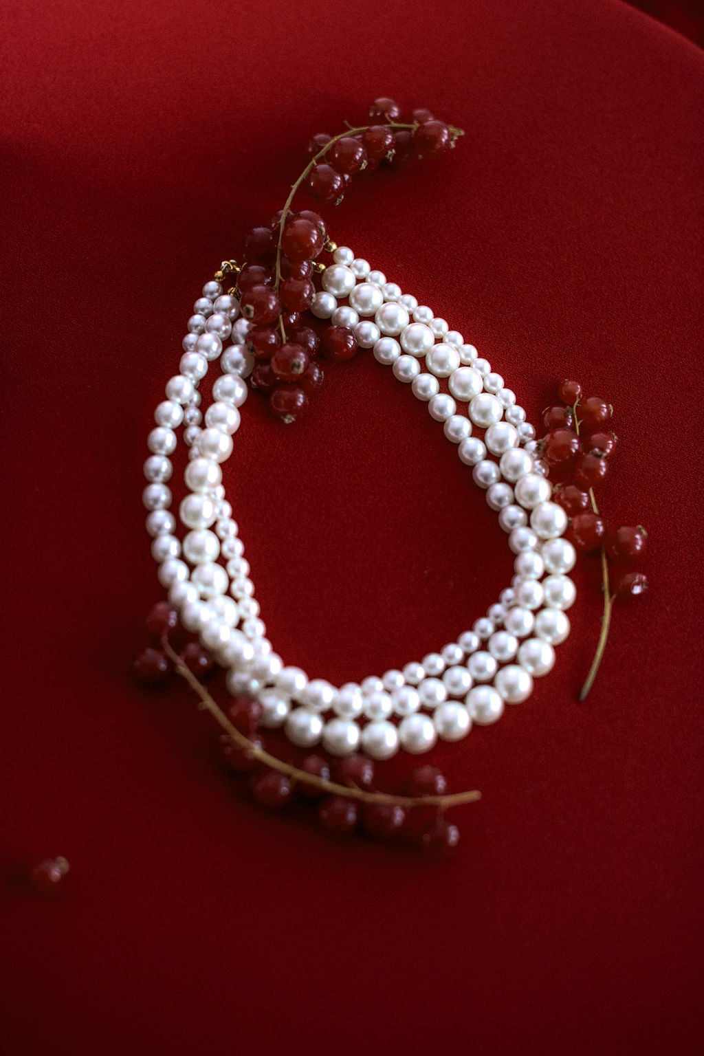 Détail d'un collier de perles vintage lors d'un shooting mode à Paris