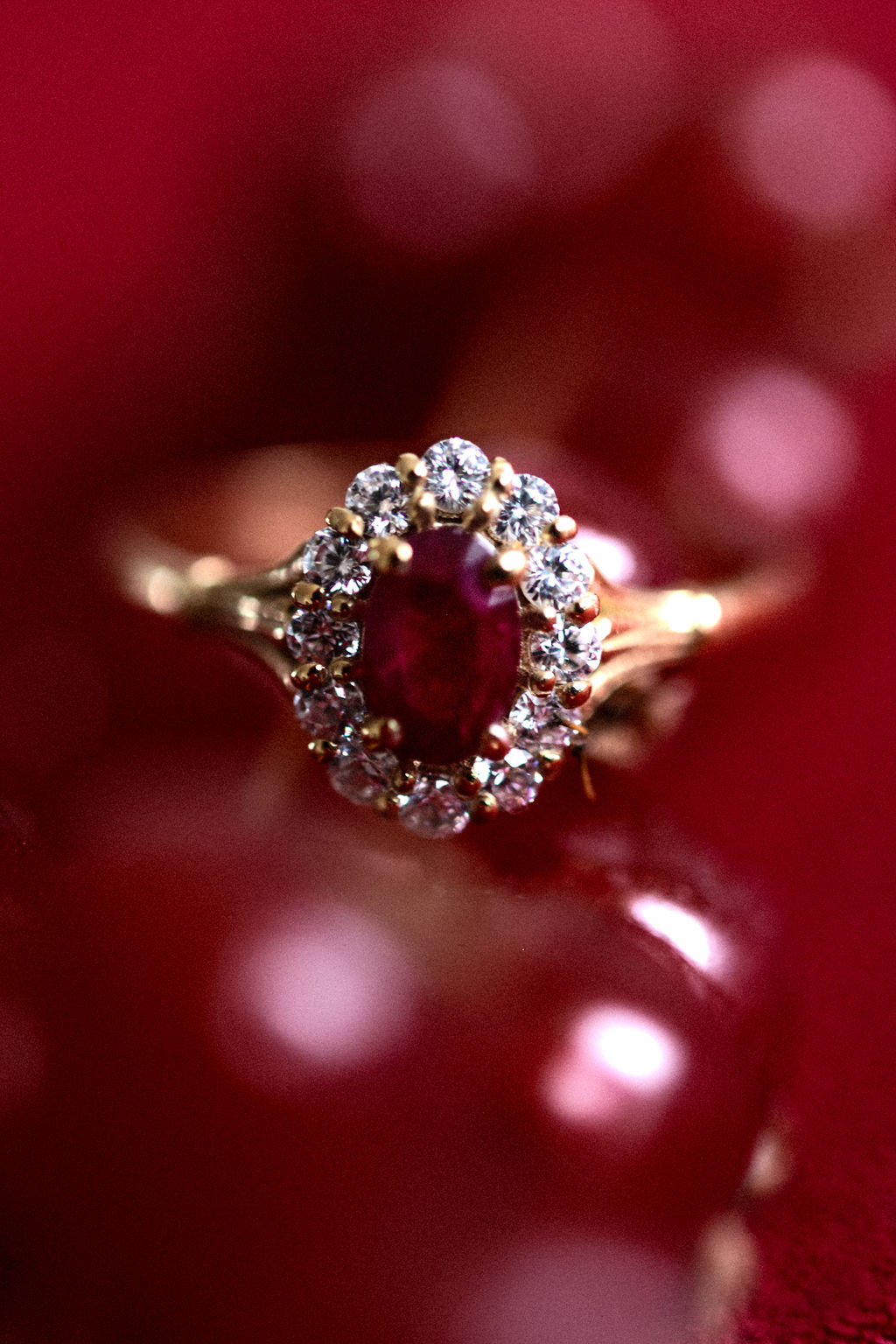 Détail d'une bague avec un rubis lors d'une séance photo à Paris